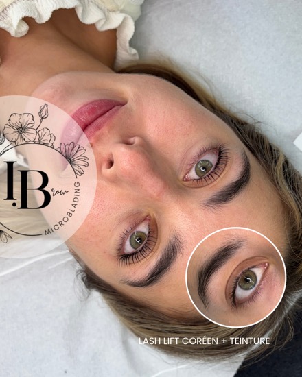 Lash lift coréen avec teinture : cils recourbés dès la racine et intensifiés, le regard ouvert, avant en médaillon.