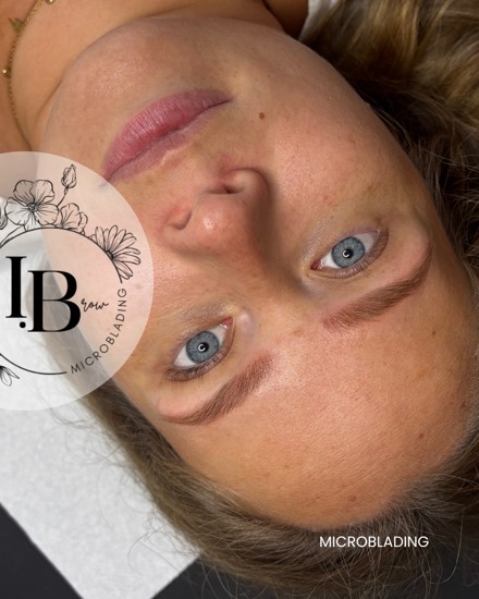 Résultat microblading sur peau claire : sourcils redéfinis au pigment brun, effet poil naturel.
