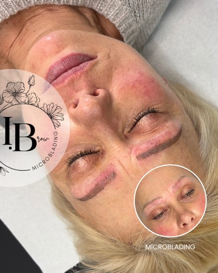 Résultat microblading sur peau mature : sourcils repigmentés et redéfinis, avant en médaillon.