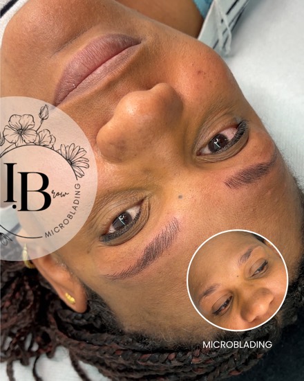 Résultat microblading sur peau foncée : sourcils restructurés au pigment naturel, avant en médaillon.