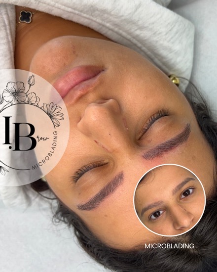 Résultat microblading sur peau mate : ligne de sourcils redessinée et densifiée, avant en médaillon.