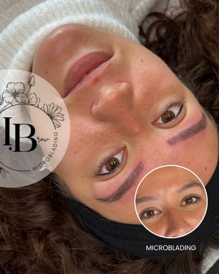 Résultat microblading : sourcils redessinés au pigment brun pour un rendu naturel, avant en médaillon.