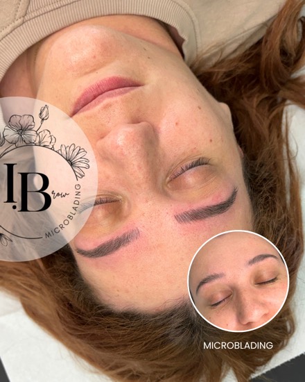 Résultat microblading : sourcils redessinés poil par poil pour un rendu naturel et fourni, avant en médaillon.